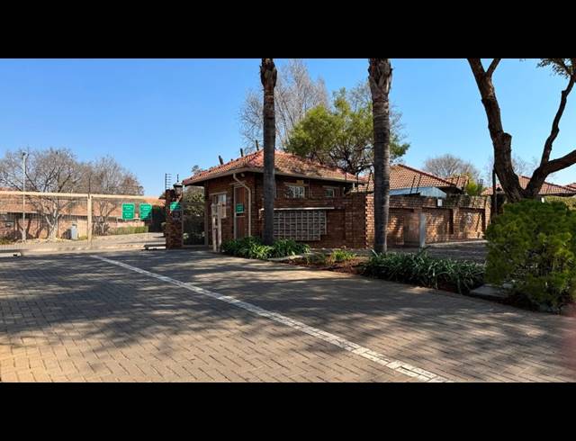 2 bed property to rent in WILLOW PARK MANOR